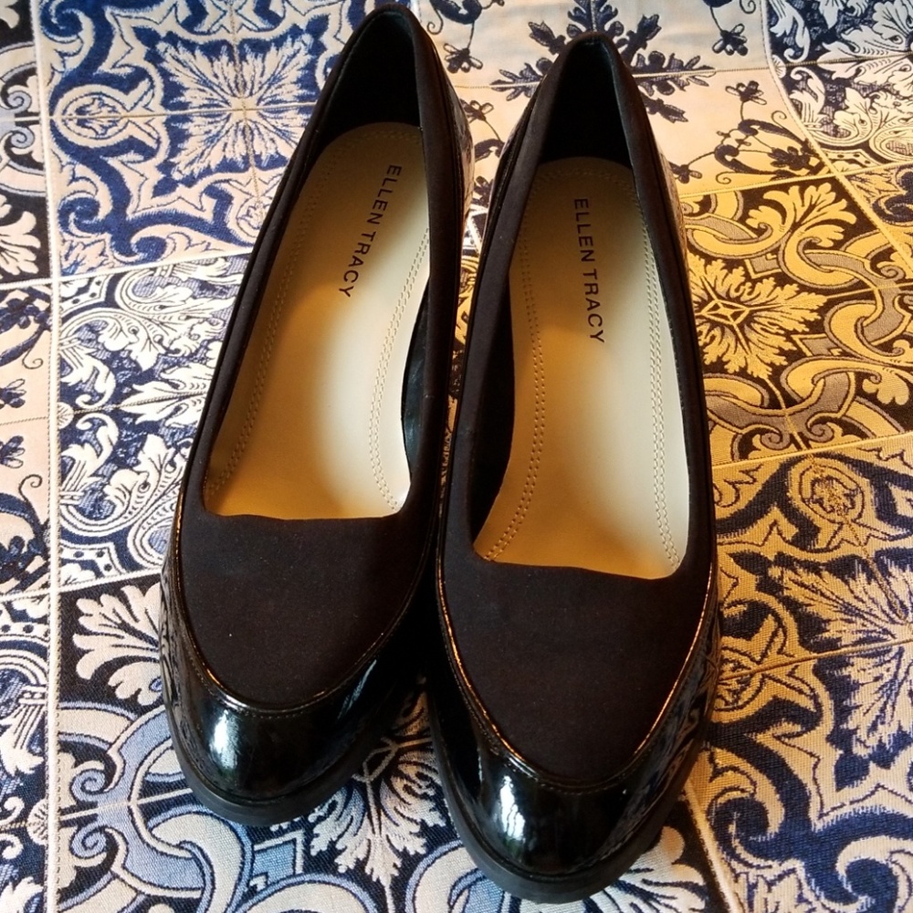ELLEN TRACY BLACK  PATENT LEATHER WEDGE PUMP SIZE 9 M